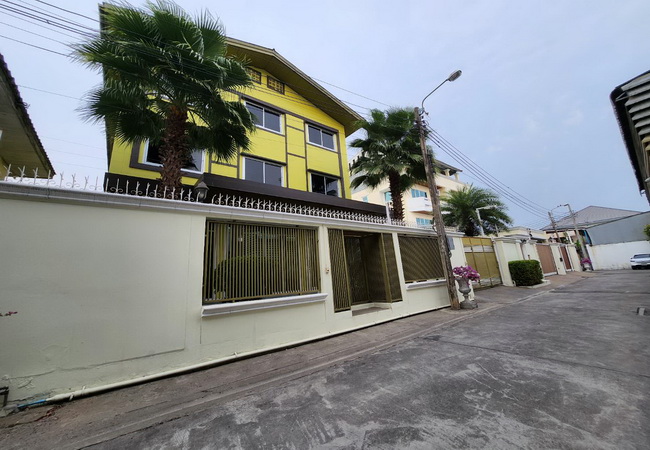 ขายคลังสินค้าพร้อมออฟฟิศ ซอยพหลโยธิน 32 ถนนพหลโยธิน เขตจตุจักร กรุงเทพมหานคร