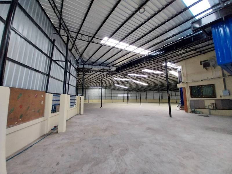 ให้เช่าโกดังติดถนนติวานนท์ พื้นที่ 388 ตรว ใช้สอย 1,552 ตรม  มี Office space 240 ตรม สามารถทำเป็นโชว์รูมได้ 