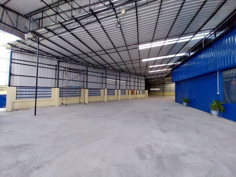 ให้เช่าโกดังติดถนนติวานนท์ พื้นที่ 388 ตรว ใช้สอย 1,552 ตรม  มี Office space 240 ตรม สามารถทำเป็นโชว์รูมได้ 