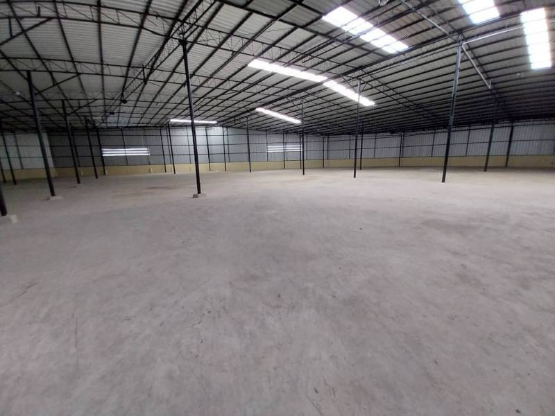 ให้เช่าโกดังติดถนนติวานนท์ พื้นที่ 388 ตรว ใช้สอย 1,552 ตรม  มี Office space 240 ตรม สามารถทำเป็นโชว์รูมได้ 