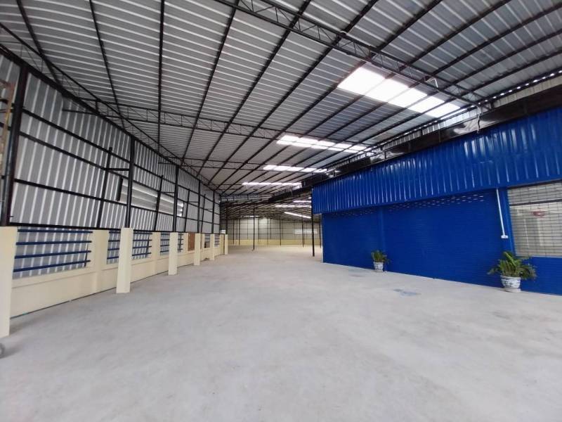 ให้เช่าโกดังติดถนนติวานนท์ พื้นที่ 388 ตรว ใช้สอย 1,552 ตรม  มี Office space 240 ตรม สามารถทำเป็นโชว์รูมได้ 