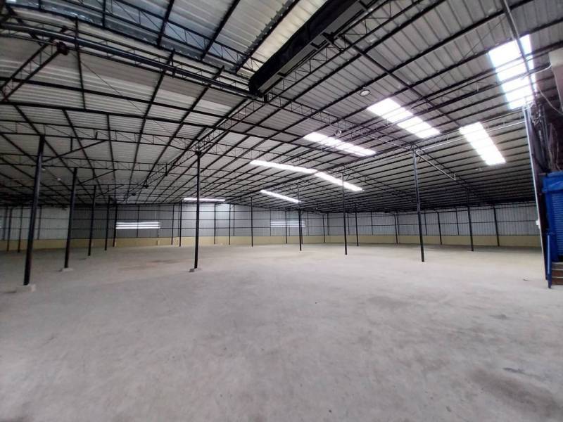 ให้เช่าโกดังติดถนนติวานนท์ พื้นที่ 388 ตรว ใช้สอย 1,552 ตรม  มี Office space 240 ตรม สามารถทำเป็นโชว์รูมได้ 