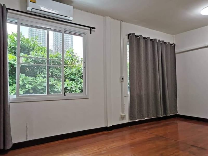 ABB121 ให้เช่าบ้าน 2 ชั้น ย่านทองหล่อ สุขุมวิท 49 ใกล้ BTSทองหล่อ, BTSพร้อมพงษ์ และ EmQuartier ให้เช่า 35,000 บาท / เดือน