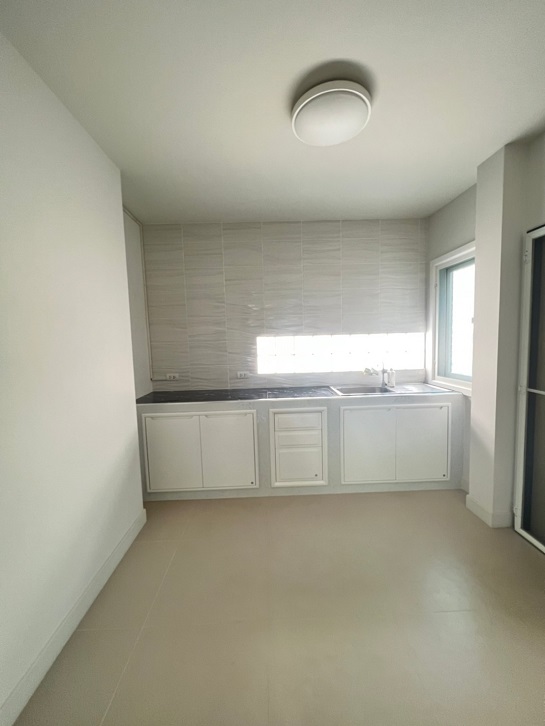  ขายบ้านแฝด ต่อเติมหลังคาหน้าบ้าน หลังบ้าน ราคาถูก พร้อมอยู่ ของแถมมากกว่า 9 รายการ