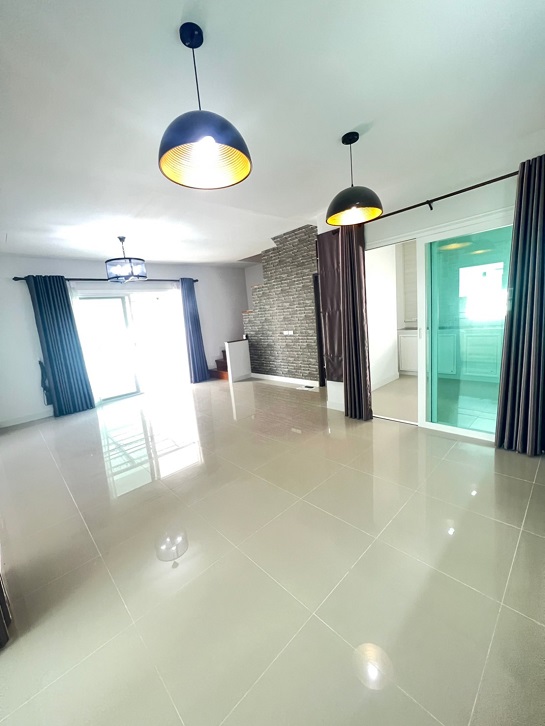  ขายบ้านแฝด ต่อเติมหลังคาหน้าบ้าน หลังบ้าน ราคาถูก พร้อมอยู่ ของแถมมากกว่า 9 รายการ