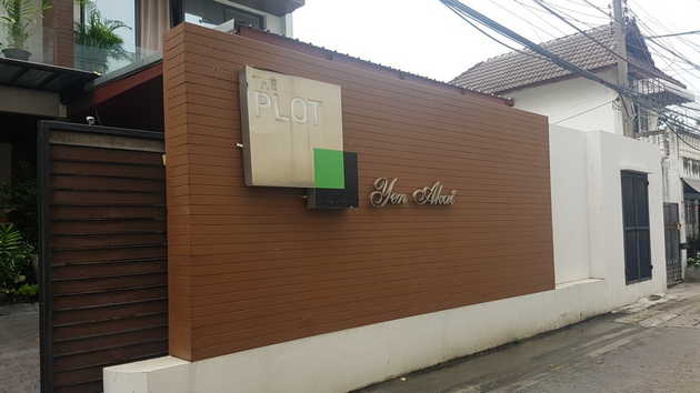 ขายบ้านแฝด The Plot Yen-Akat 3 ชั้น ใกล้ถนนพระรามสี่ คลองเตย อยู่ใจกลางเมือง ทำเลดี 