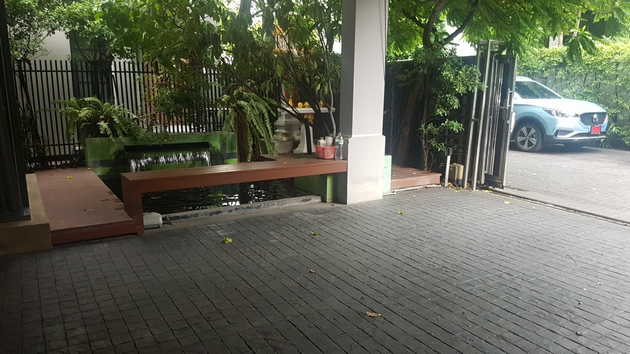 ขายบ้านแฝด The Plot Yen-Akat 3 ชั้น ใกล้ถนนพระรามสี่ คลองเตย อยู่ใจกลางเมือง ทำเลดี 