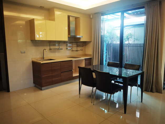 ขายบ้านแฝด The Plot Yen-Akat 3 ชั้น ใกล้ถนนพระรามสี่ คลองเตย อยู่ใจกลางเมือง ทำเลดี 