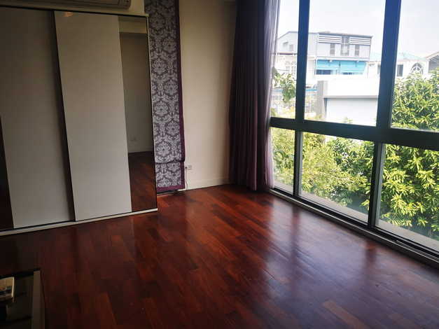 ขายบ้านแฝด The Plot Yen-Akat 3 ชั้น ใกล้ถนนพระรามสี่ คลองเตย อยู่ใจกลางเมือง ทำเลดี 