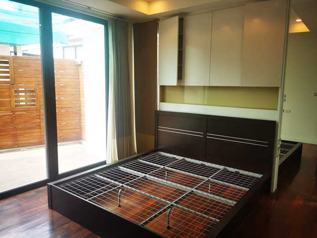 ขายบ้านแฝด The Plot Yen-Akat 3 ชั้น ใกล้ถนนพระรามสี่ คลองเตย อยู่ใจกลางเมือง ทำเลดี 