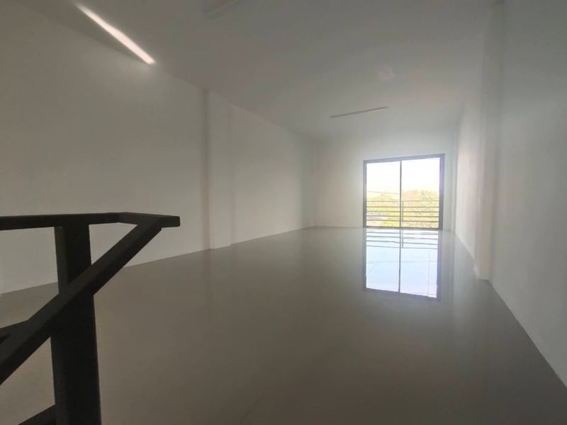 ABB128 ขายอาคารพาณิชย์ 3 ชั้นครึ่ง ตรงข้ามบริษัทน้ำมันพืชไทย จำกัด มหาชน ติดธนาคารธอส.สาขานครชัยศรี ใกล้ตลาดท่านา