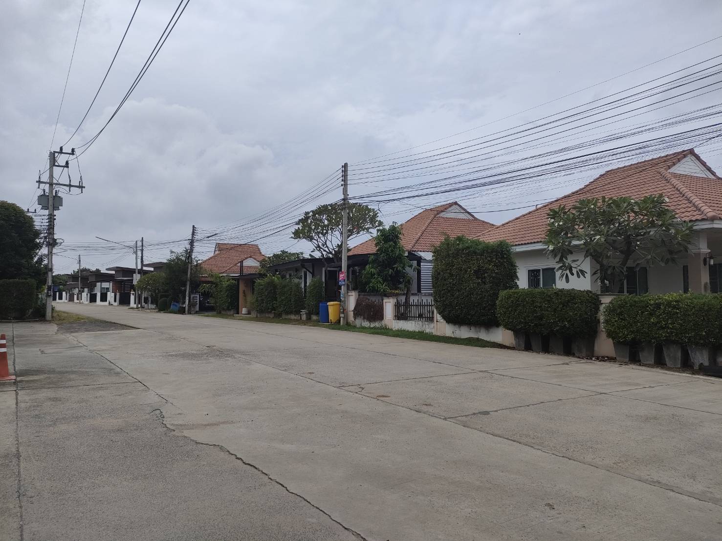 ขายที่ดินเปล่า ทำเลทอง เนื้อที่ 100 ตรว. เหมาะสำหรับปลูกบ้านพักอาศัยหรือเปิดร้านขายของ