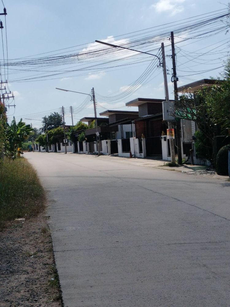 ขายที่ดินเปล่า ทำเลทอง เนื้อที่ 100 ตรว. เหมาะสำหรับปลูกบ้านพักอาศัยหรือเปิดร้านขายของ