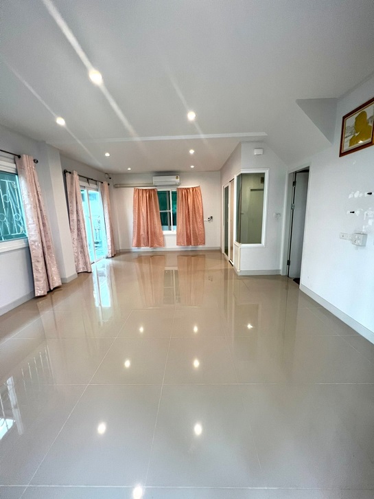  ขายบ้านสภาพสวย ต่อเติมโรงรถหน้าบ้าน-หลังบ้านครบ ของแถม 9 รายการ 