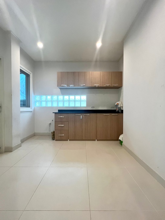  ขายบ้านสภาพสวย ต่อเติมโรงรถหน้าบ้าน-หลังบ้านครบ ของแถม 9 รายการ 