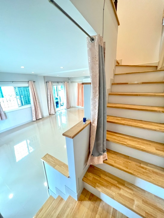  ขายบ้านสภาพสวย ต่อเติมโรงรถหน้าบ้าน-หลังบ้านครบ ของแถม 9 รายการ 