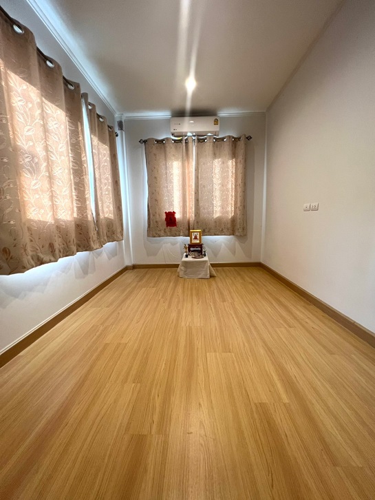  ขายบ้านสภาพสวย ต่อเติมโรงรถหน้าบ้าน-หลังบ้านครบ ของแถม 9 รายการ 