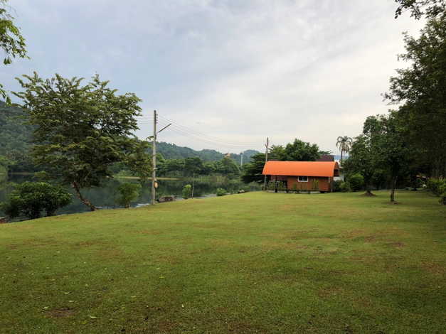 ขายที่ดินพร้อมสิ่งปลูกสร้าง ใกล้น้ำตกสาริกา ทำเลทอง วิวภูเขา ติดถนน ตำบลสาริกา นครนายก 