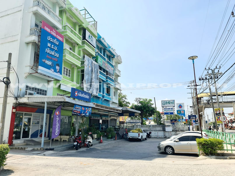 อาคารพาณิชย์ 4.5 ชั้น ม.มารวยธานี ติดถนนร่มเกล้า