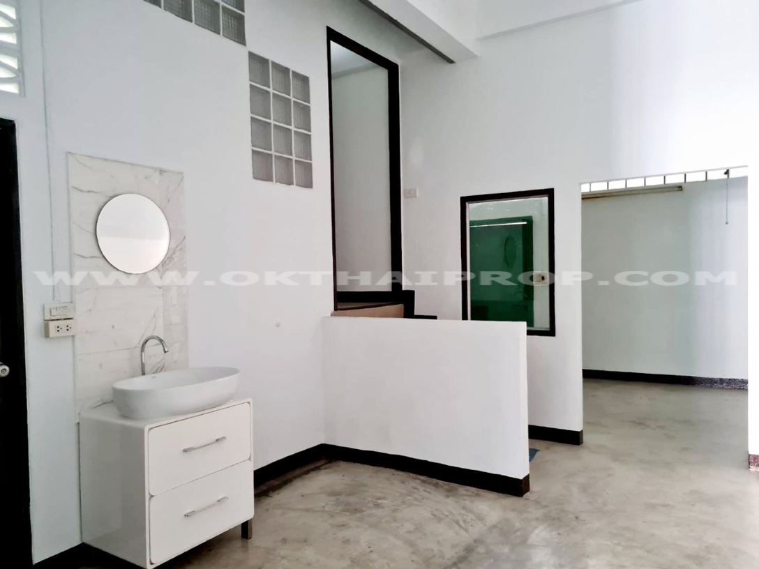 อาคารพาณิชย์ 4.5 ชั้น ม.มารวยธานี ติดถนนร่มเกล้า