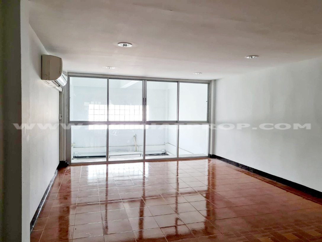 อาคารพาณิชย์ 4.5 ชั้น ม.มารวยธานี ติดถนนร่มเกล้า