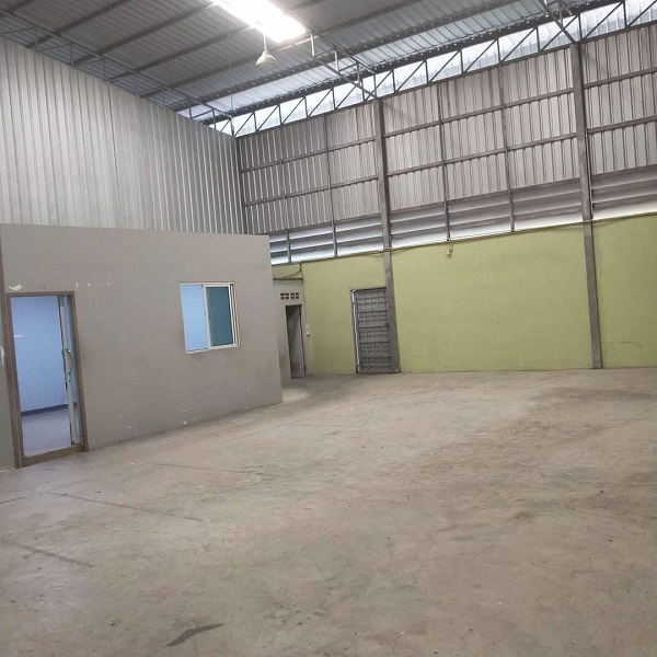  ให้เช่าโกดังลาดพร้าว101 เนื้อที่ใช้สอย 500 ตรม พร้อม Office  ห้องน้ำ 4 ห้อง ที่จอดรถได้หลายคัน โกดังสูง 6 เมตร 30     