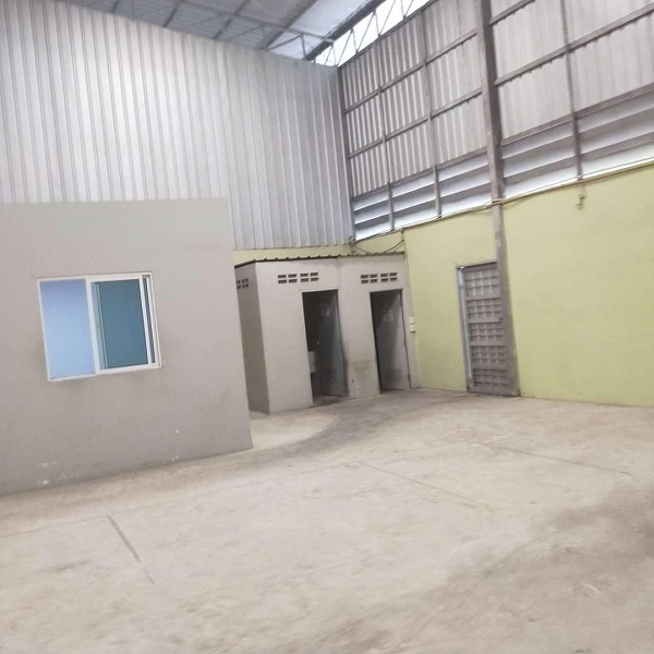  ให้เช่าโกดังลาดพร้าว101 เนื้อที่ใช้สอย 500 ตรม พร้อม Office  ห้องน้ำ 4 ห้อง ที่จอดรถได้หลายคัน โกดังสูง 6 เมตร 30     