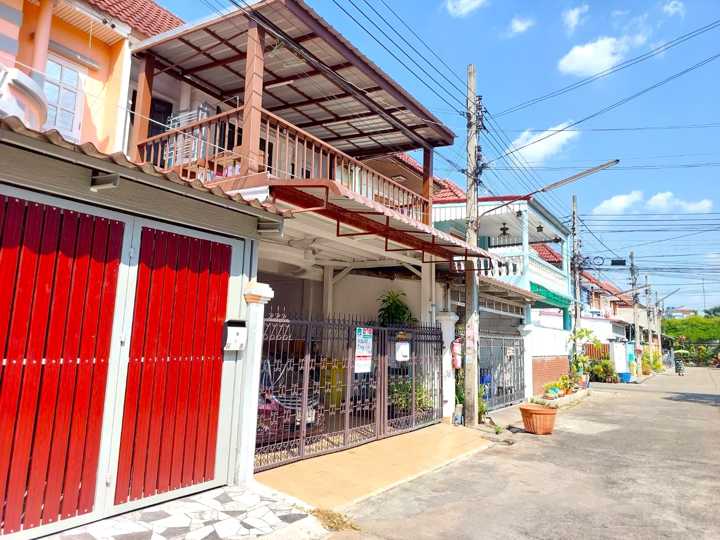 ขายด่วน ทาวน์เฮ้าส์ 20 ตร.ว. หมู่บ้านชลกานต์ บางเลน ซอย 10 ถนนบางกรวย-ไทรน้อย ใกล้วันสวนแก้ว ใกล้รถไฟฟ้าMRT บางพลู ต่อเติมใหม่ พร้อมเข้าอยู่