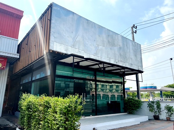 ให้เช่าอาคารติดถนนร่มเกล้า 2 ชั้น เนื้อที่ใช้สอย 218 ตรมทำเลดีมาก  ติดถนนร่มเกล้า ใกล้สนามบินสุวรรณภิม Airport Link ลาดกระบัง 