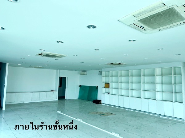 ให้เช่าอาคารติดถนนร่มเกล้า 2 ชั้น เนื้อที่ใช้สอย 218 ตรมทำเลดีมาก  ติดถนนร่มเกล้า ใกล้สนามบินสุวรรณภิม Airport Link ลาดกระบัง 