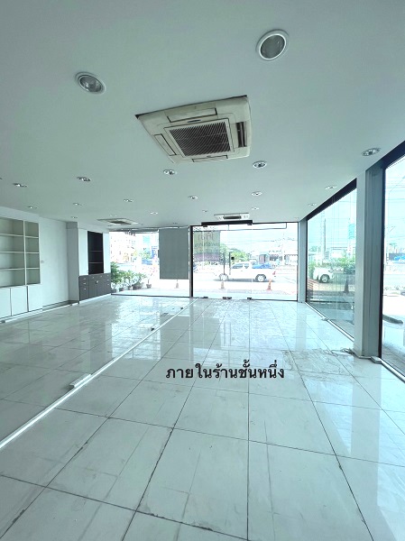 ให้เช่าอาคารติดถนนร่มเกล้า 2 ชั้น เนื้อที่ใช้สอย 218 ตรมทำเลดีมาก  ติดถนนร่มเกล้า ใกล้สนามบินสุวรรณภิม Airport Link ลาดกระบัง 