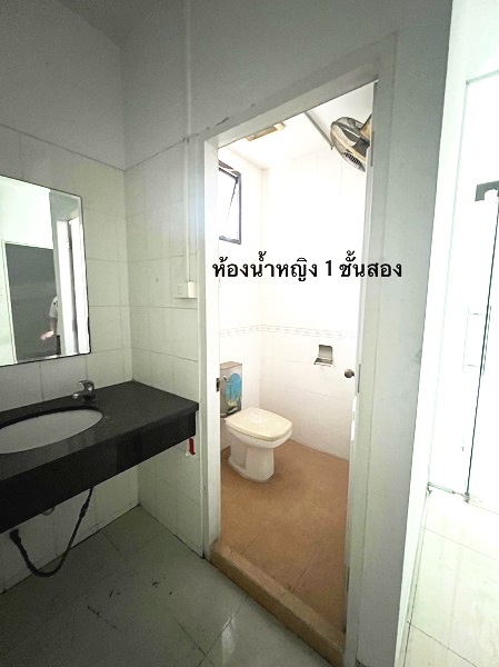 ให้เช่าอาคารติดถนนร่มเกล้า 2 ชั้น เนื้อที่ใช้สอย 218 ตรมทำเลดีมาก  ติดถนนร่มเกล้า ใกล้สนามบินสุวรรณภิม Airport Link ลาดกระบัง 