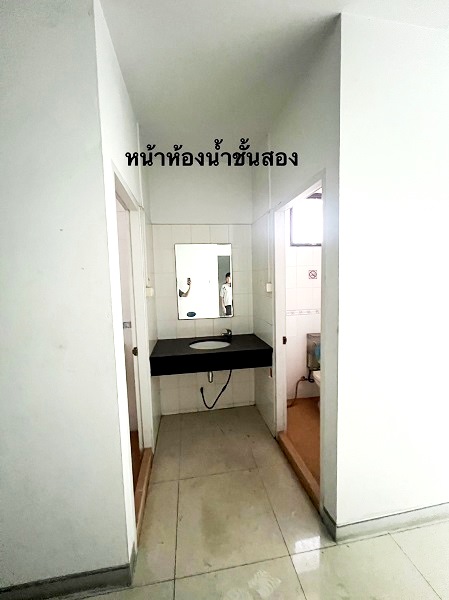 ให้เช่าอาคารติดถนนร่มเกล้า 2 ชั้น เนื้อที่ใช้สอย 218 ตรมทำเลดีมาก  ติดถนนร่มเกล้า ใกล้สนามบินสุวรรณภิม Airport Link ลาดกระบัง 