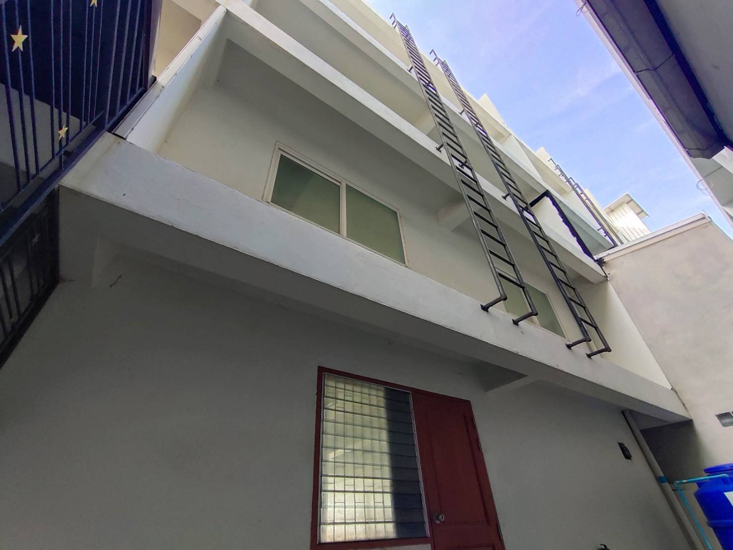 ขายตึกแถว 4 ชั้น 2 คูหา ตีทะลุ  522 ตร.ม. 32  วา  ติดถนน 8 เลน  ถนน  พุทธสาคร  อ้อมน้อย