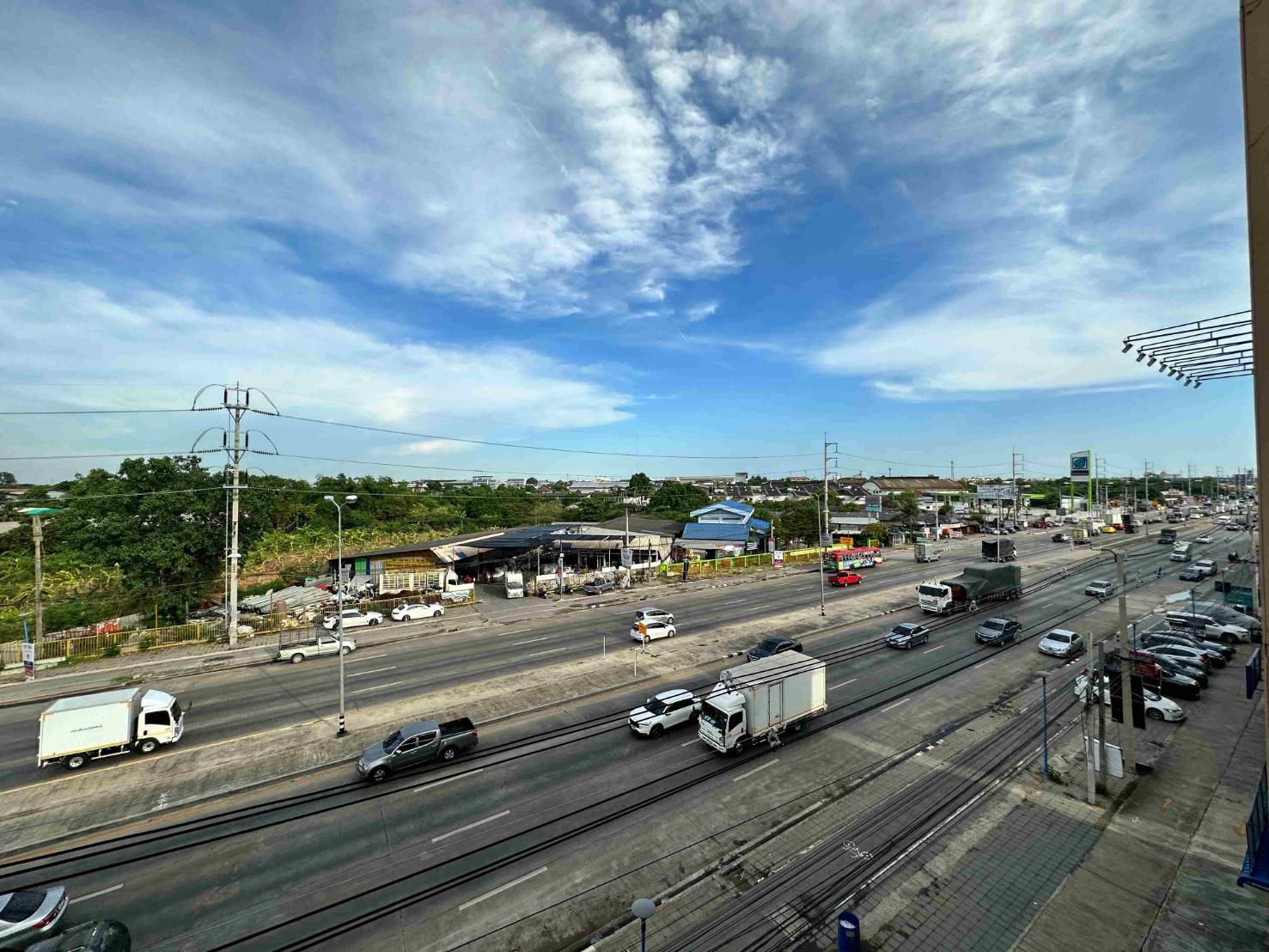 ขายตึกแถว 4 ชั้น 2 คูหา ตีทะลุ  522 ตร.ม. 32  วา  ติดถนน 8 เลน  ถนน  พุทธสาคร  อ้อมน้อย