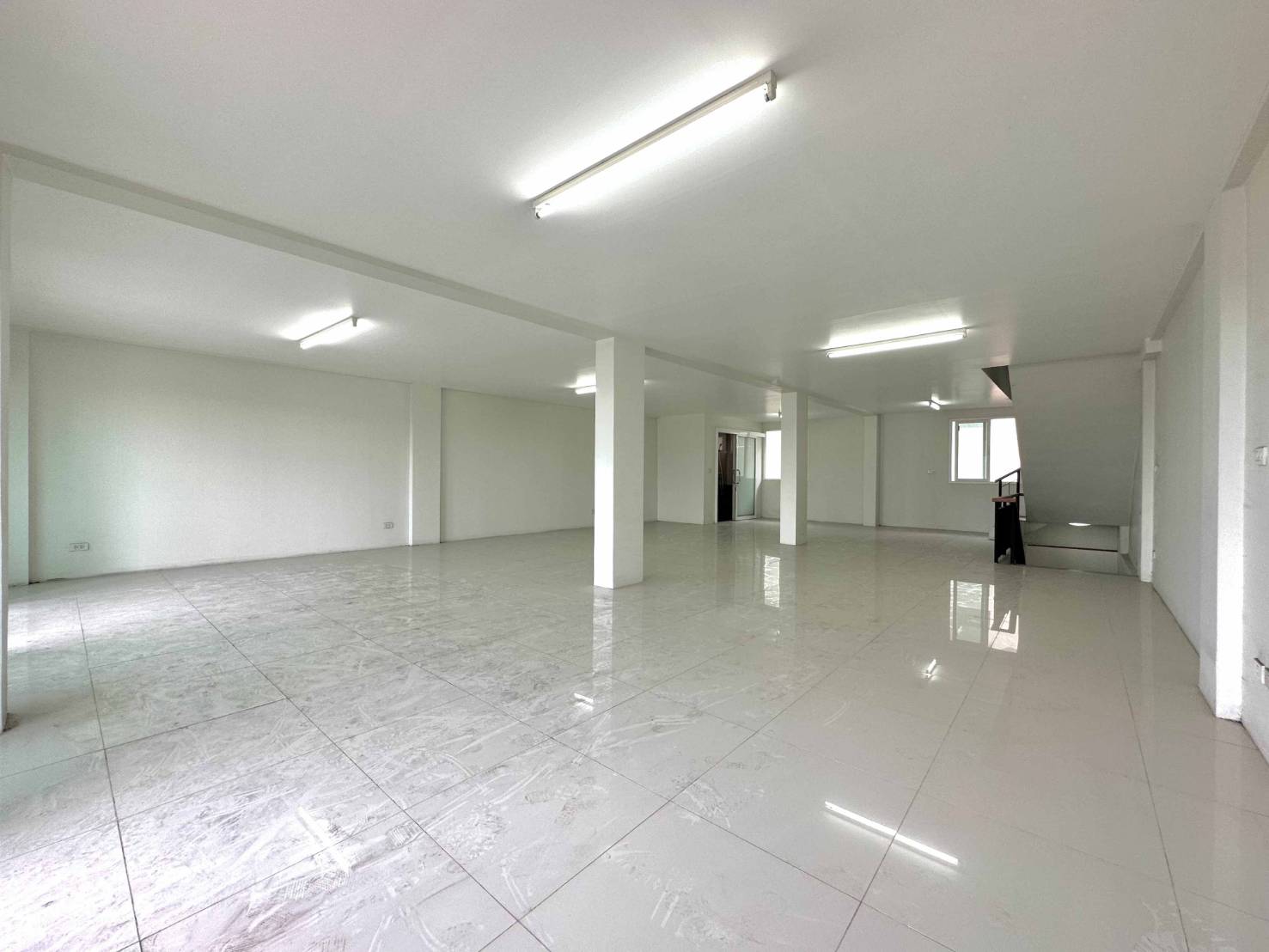 ขายตึกแถว 4 ชั้น 2 คูหา ตีทะลุ  522 ตร.ม. 32  วา  ติดถนน 8 เลน  ถนน  พุทธสาคร  อ้อมน้อย