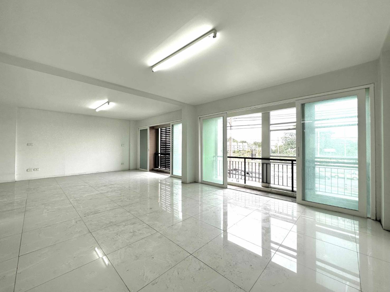 ขายตึกแถว 4 ชั้น 2 คูหา ตีทะลุ  522 ตร.ม. 32  วา  ติดถนน 8 เลน  ถนน  พุทธสาคร  อ้อมน้อย