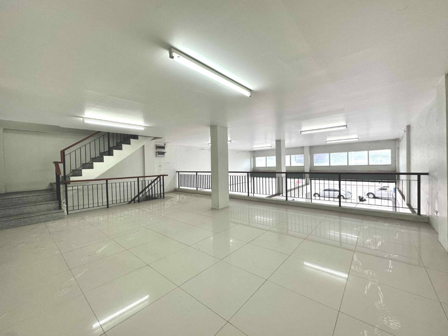 ขายตึกแถว 4 ชั้น 2 คูหา ตีทะลุ  522 ตร.ม. 32  วา  ติดถนน 8 เลน  ถนน  พุทธสาคร  อ้อมน้อย