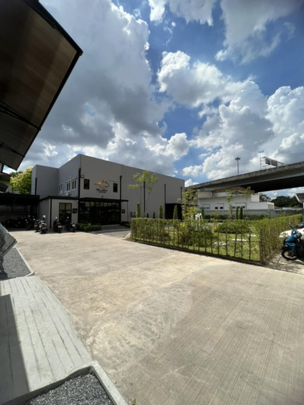 ขายที่ดิน 430 ตารางวา พร้อมสำนักงานออฟฟิศ พร้อมสัญญาเช่า พร้อมต่อทำสัญญาผ่อนกับเจ้าของที่ดินได้เลย พระราม9ซอย26แยก7-1 ซอยศูนย์วิจัย8/3