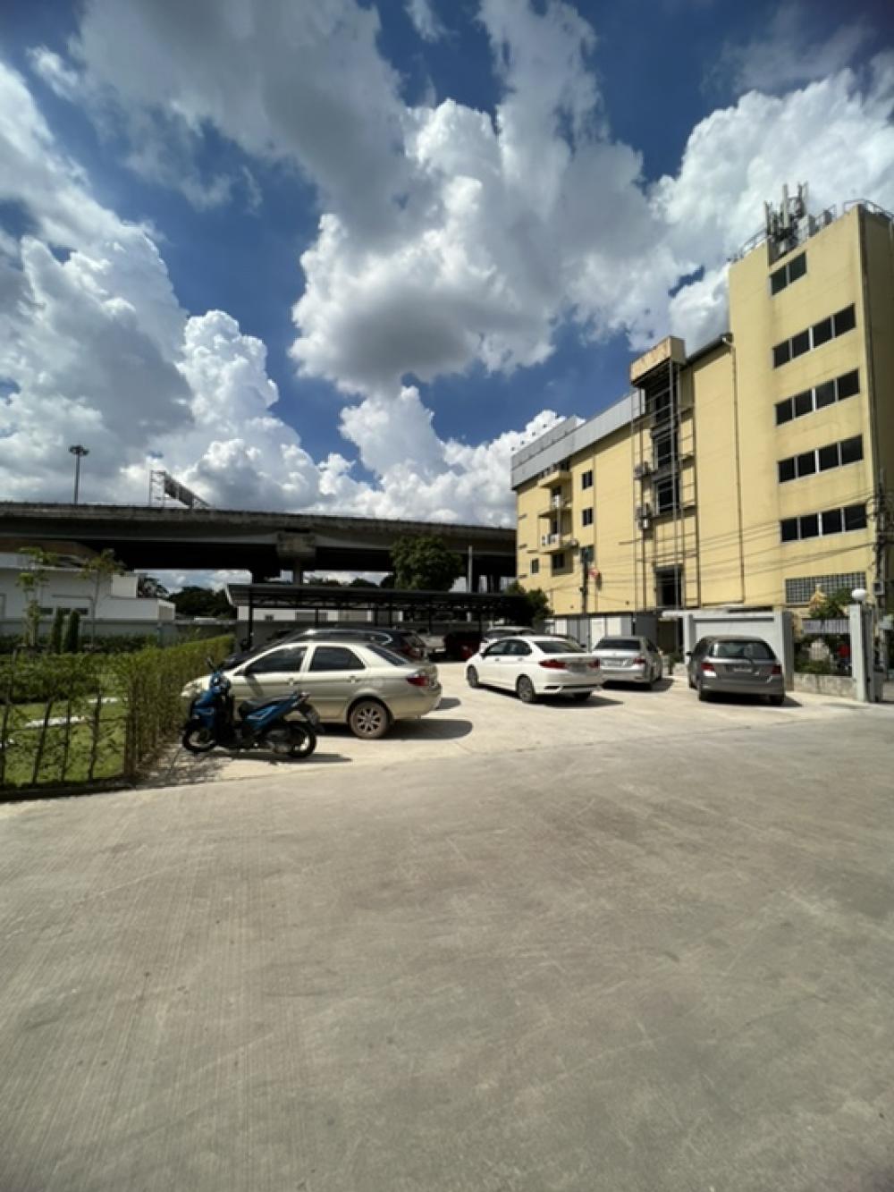 ขายที่ดิน 430 ตารางวา พร้อมสำนักงานออฟฟิศ พร้อมสัญญาเช่า พร้อมต่อทำสัญญาผ่อนกับเจ้าของที่ดินได้เลย พระราม9ซอย26แยก7-1 ซอยศูนย์วิจัย8/3