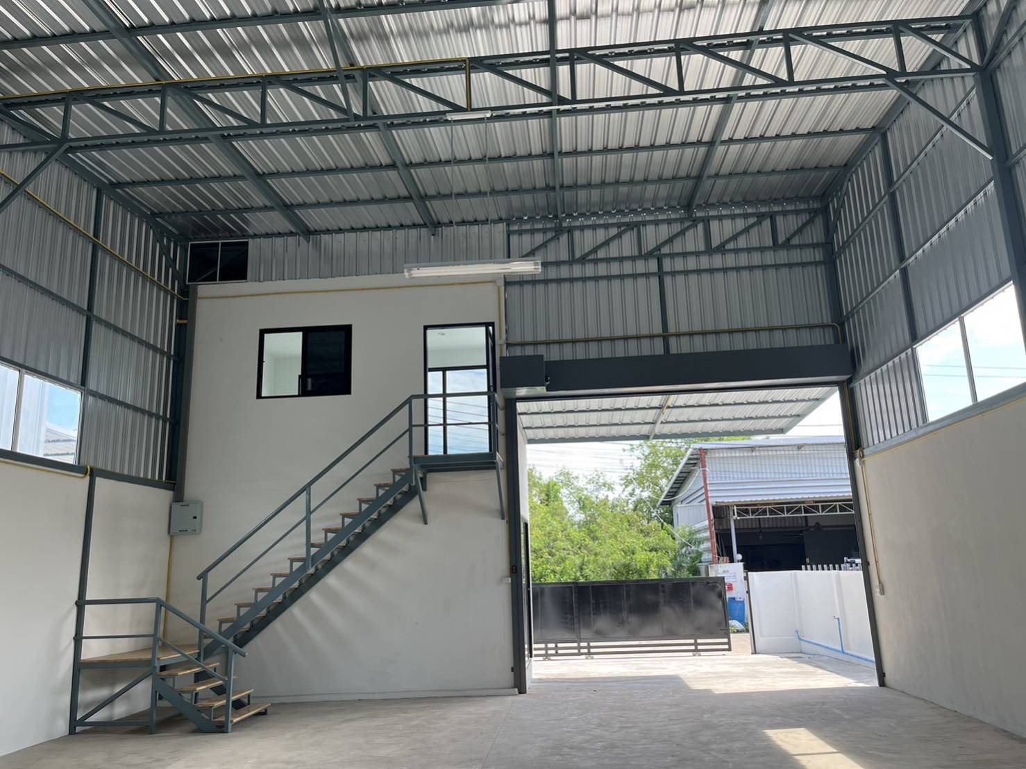 ขาย-ให้เช่าโกดัง พร้อมออฟฟิต ในซอยวัดลาดปลาดุก บางบัวทอง นนทบุรี