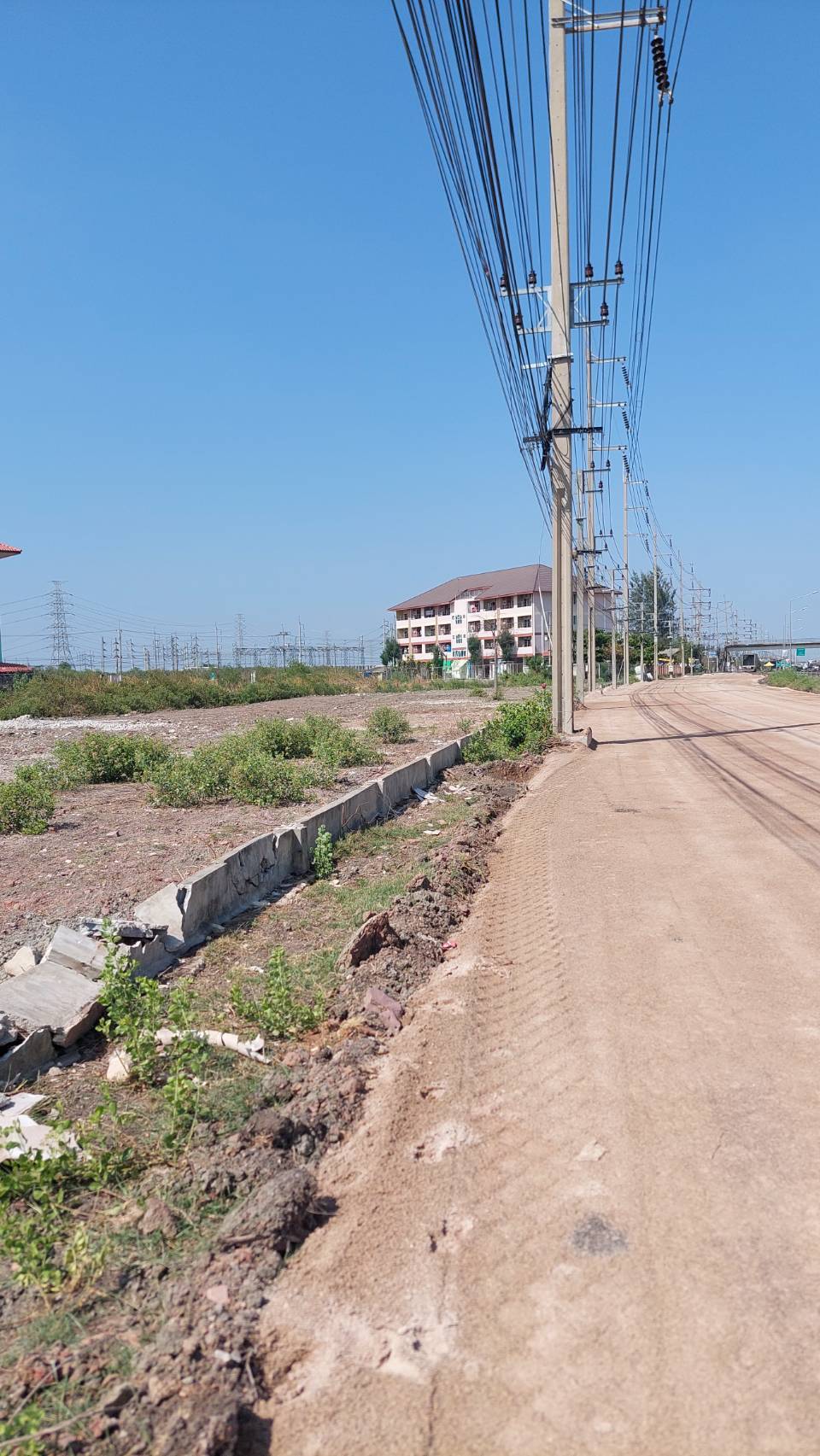 ที่ดินติดถนนพระราม2กม.44ขาเข้า เนื้อที่3ไร่ หน้ากว้างติดถนน200เมตร