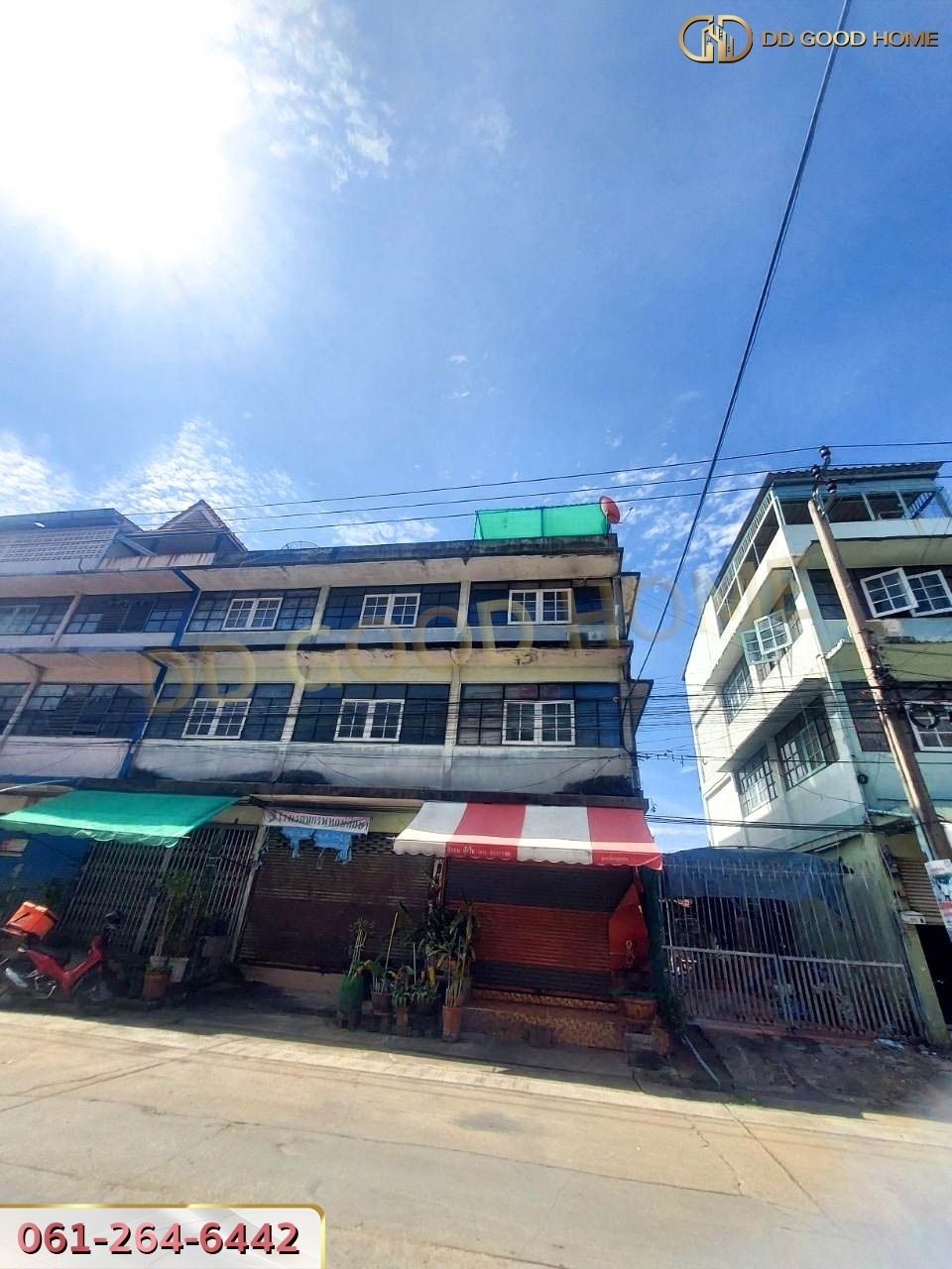 อาคารพาณิชย์ 3 ชั้นครึ่ง หมู่บ้านสินสมบูรณ์ สาย 4 หลังมุม