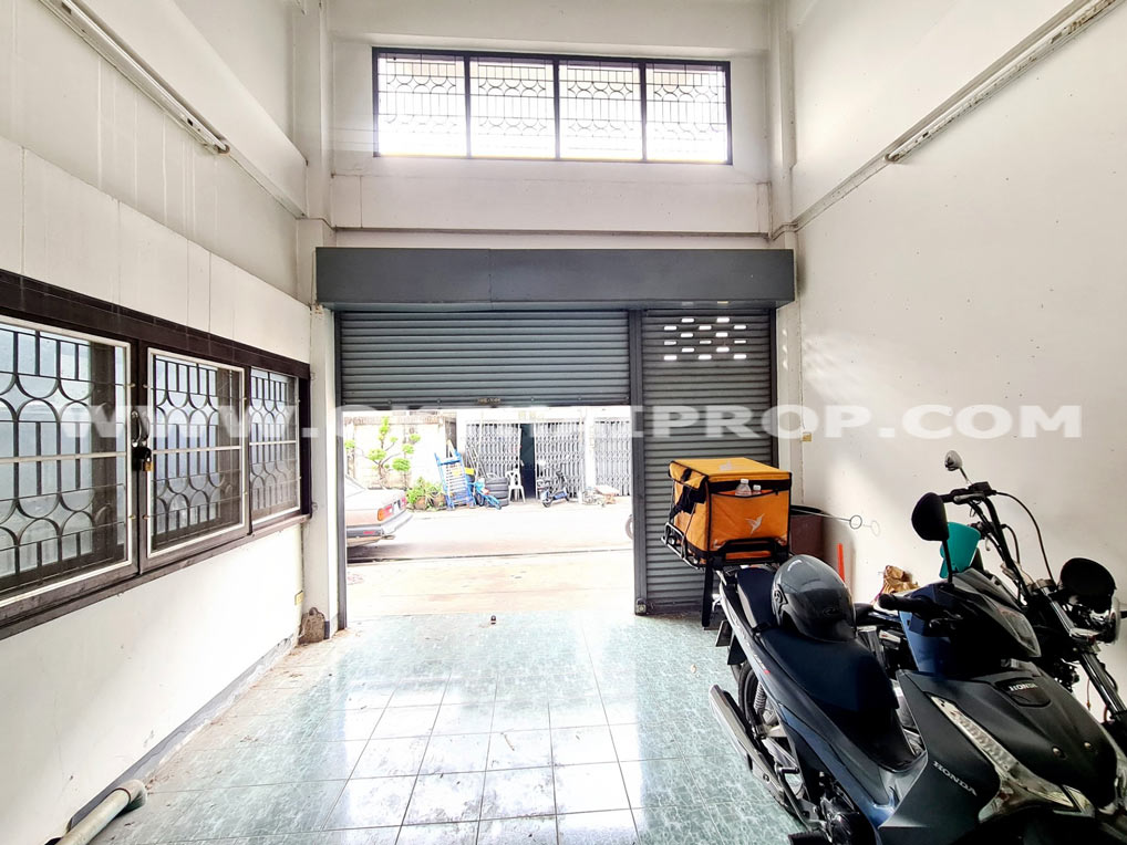 อาคารพาณิชย์ 3.5 ชั้น ถ.กรุงเทพ-นนทบุรี บางซื่อ