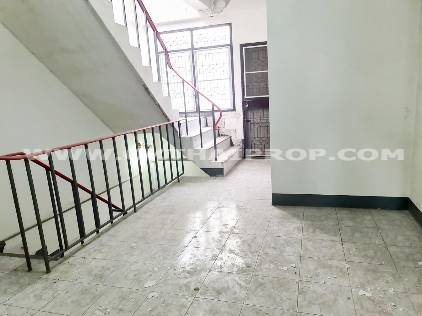 อาคารพาณิชย์ 3.5 ชั้น ถ.กรุงเทพ-นนทบุรี บางซื่อ