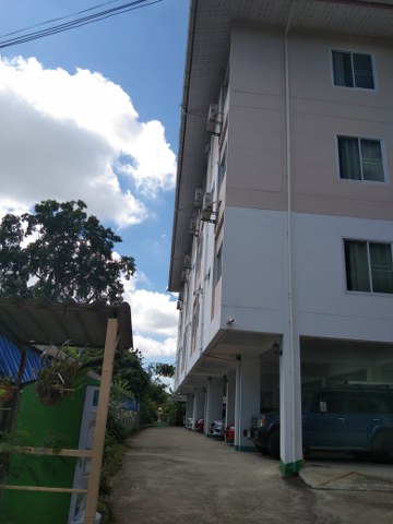 หอพักทำเลดี  42 ห้องใ ใกล้ห้างพรอมเมนาด้า ห้างบิ๊ก C ดอนจั่น  จอดรถยนต์ได้ 14-15 คัน  จอดมอเตอร์ไซต์ได้ 30 คัน มีห้อง แอร์ 22 ห้อง ห้องพัดลม 20 ห้อง  อายุตึก 7 ปี   ต.ท่าศาลา อ.เมือง จ.เชียงใหม่ 
