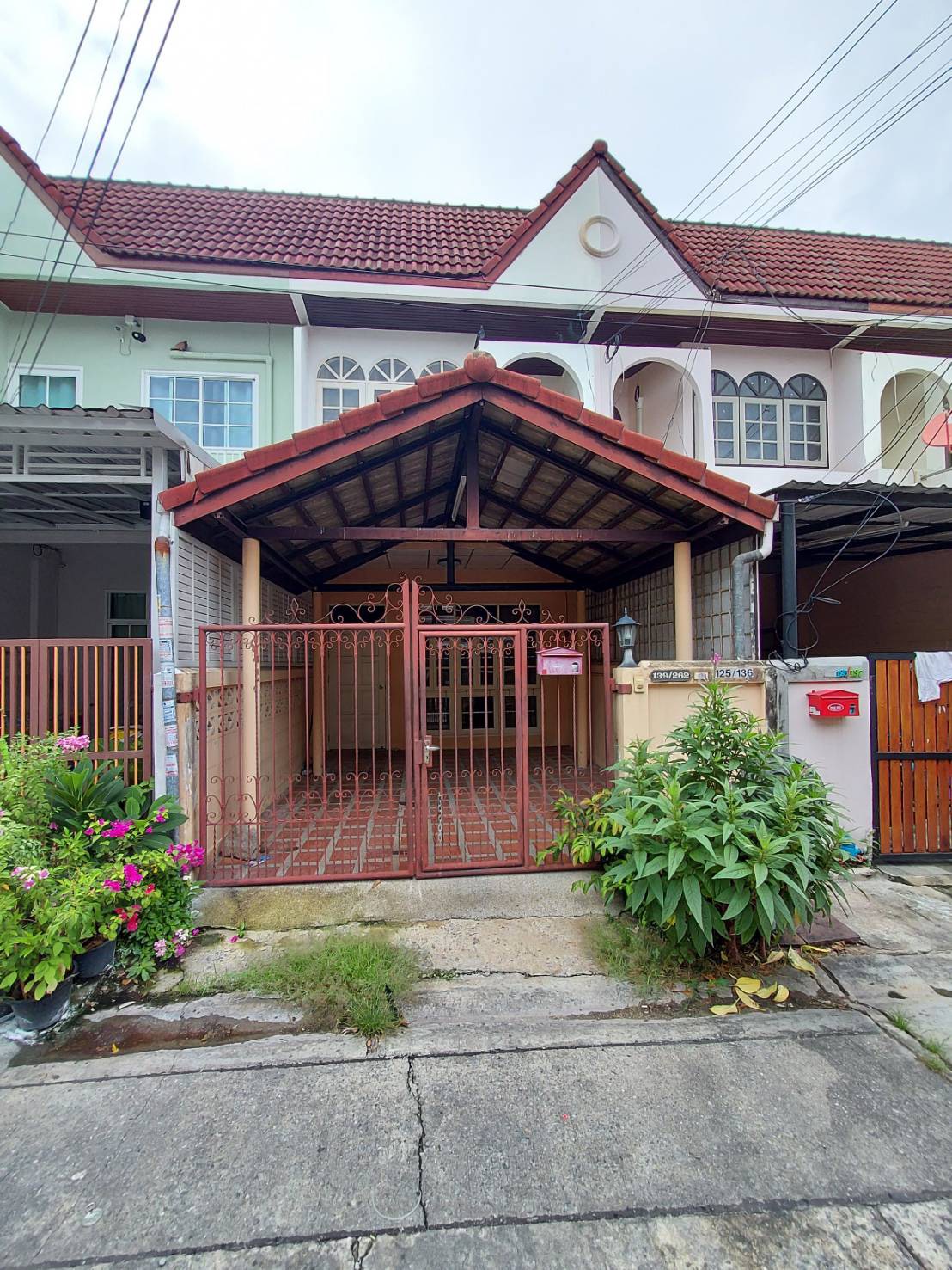 ขายด่วน ทาวน์เฮาส์ รถไฟฟ้า สายสีเหลือง สถานีลาดพร้าว 83 ( imperial big c ลาดพร้าว)  