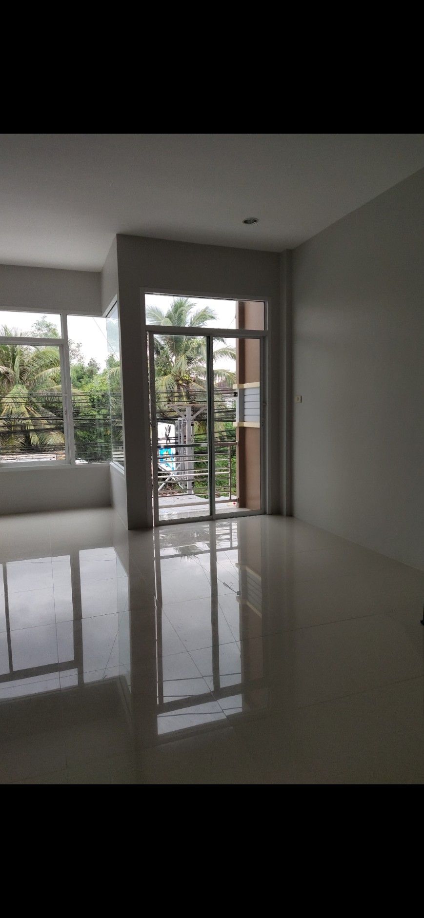 ขายด่วนตึกแถว 2 ชั้นแถวสุราษฎร์ธานี ติดถนนมีรถสวนทางได้ติดกับ ซ.ค่าย อ.ส.14 ต.บางกุ้ง