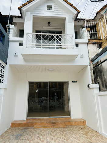 ขายบ้านทาวน์โฮม 2 ชั้น โครงการพูนสินธานี 3  ใกล้สถานีรถไฟฟ้า กรุงเทพฯ