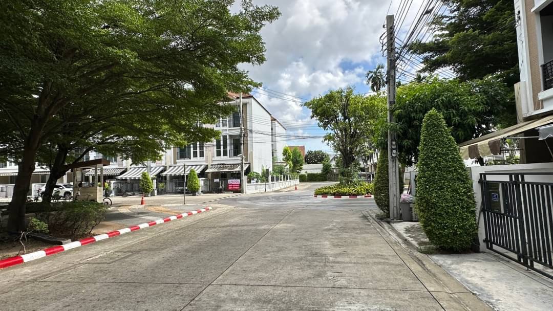 บ้านกลางเมืองเอสเซนต์ ศรีนครินทร์ 46/1 ตรงข้ามพาราไดซ์